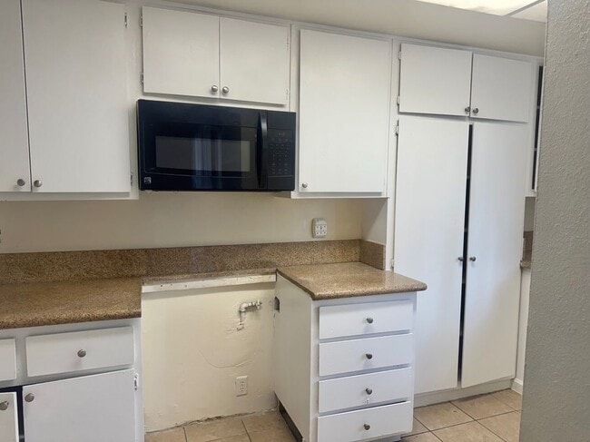 Building Photo - 831 N San Antonio Ave