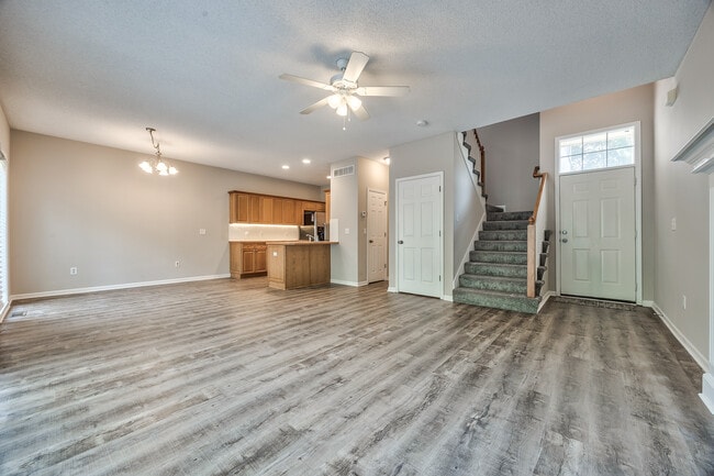 Pisos de vinilo de lujo totalmente nuevos - 22810 West 71st Terrace