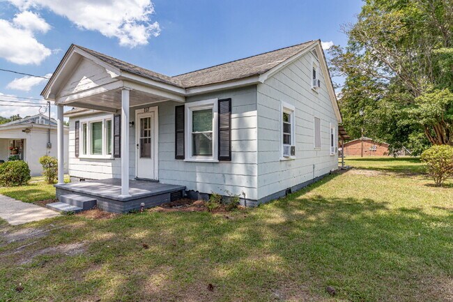 Building Photo - Spacious & Charming Home in Goldsboro - Excellent Wayne Memorial Drive Location!