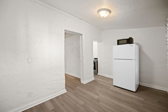 Building Photo - Spacious 1 Bed / 1 Bath Apartment Near Downtown Miami