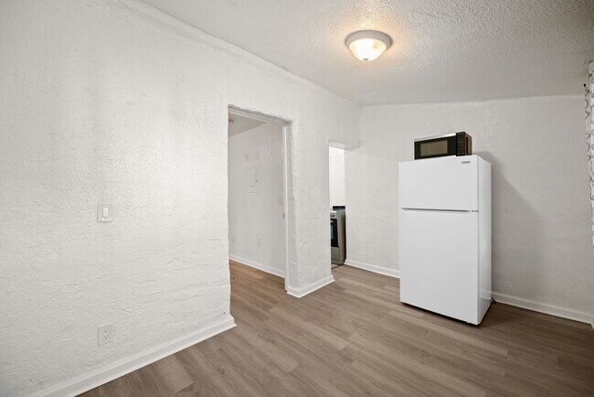Foto del edificio - Spacious 1 Bed / 1 Bath Apartment Near Downtown Miami