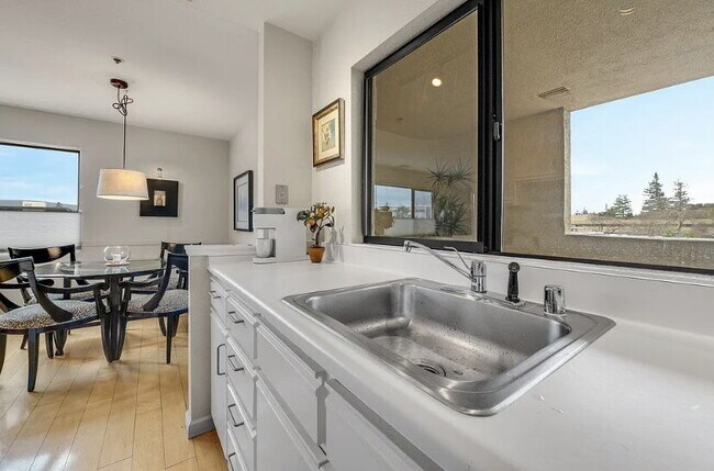 Foto del edificio - Move in and enjoy this amazingly located P...