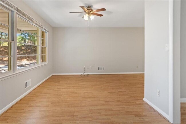 Foto del edificio - 601 Oakdale Rd