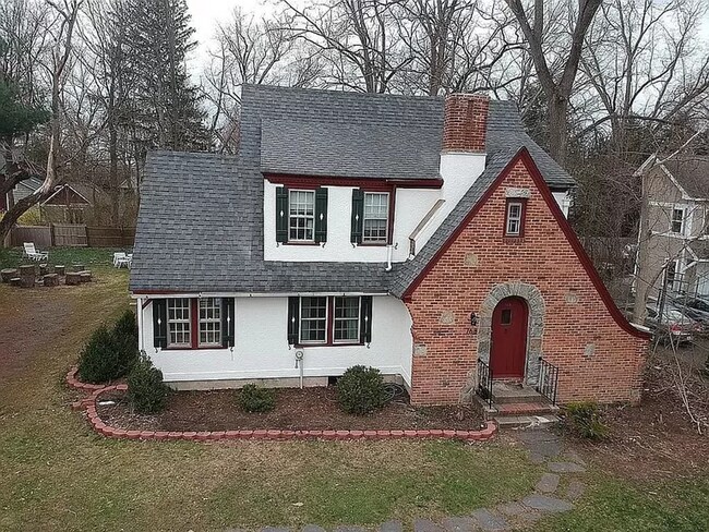 Foto del edificio - 768 N Pleasant St