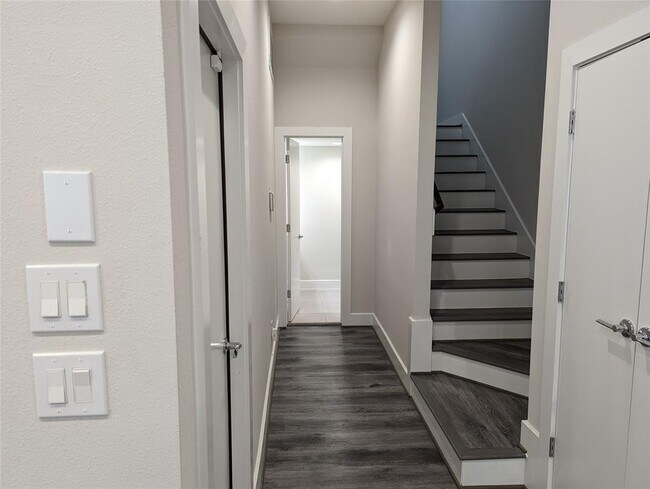 Building Photo - 3344 Pinemont Dr