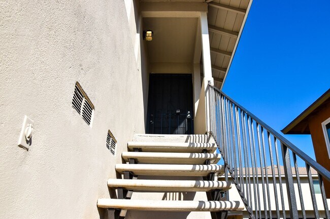 Building Photo - Olive (815) North