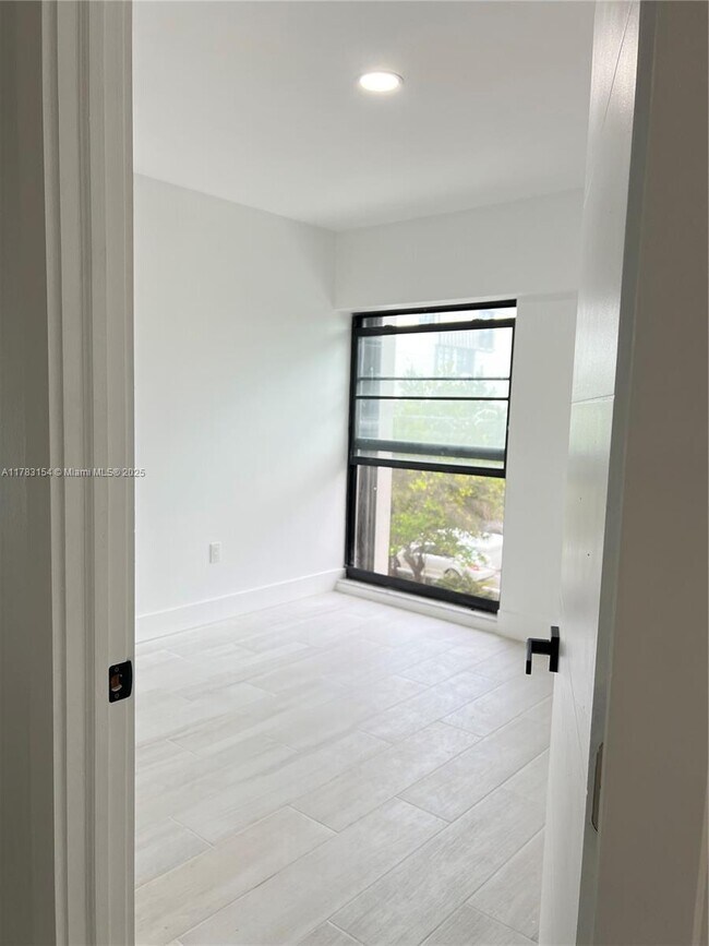 Foto del edificio - 575 Crandon Blvd