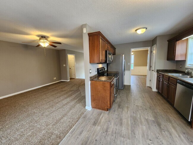 Foto del edificio - $2100.00 4 Beds 3 Baths and Bonus Room