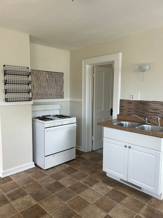 Kitchen - 634 Jackson St