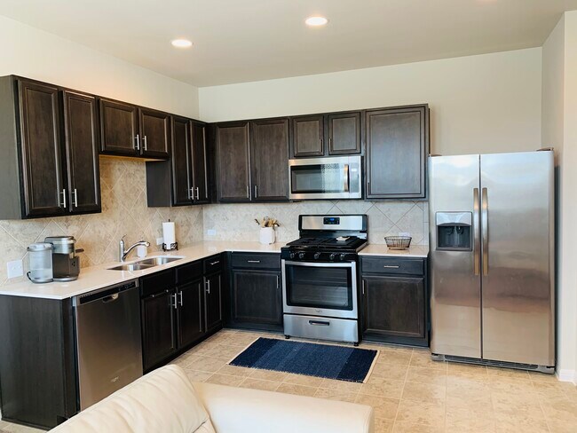 Full Kitchen - 7704 Hillock Ter