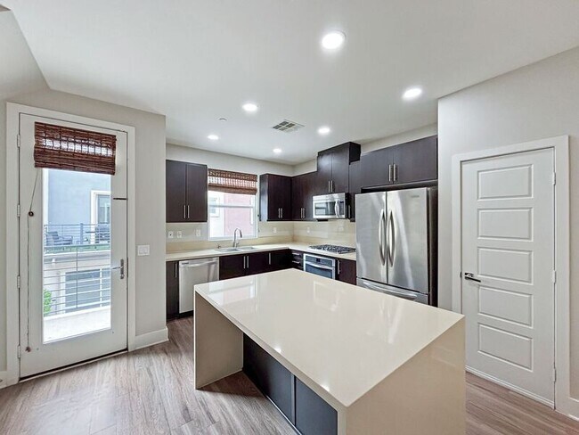 Building Photo - 7911 Modern Oasis Dr