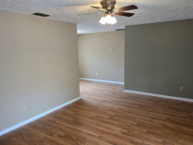 Building Photo - Seffner Home For Rent
