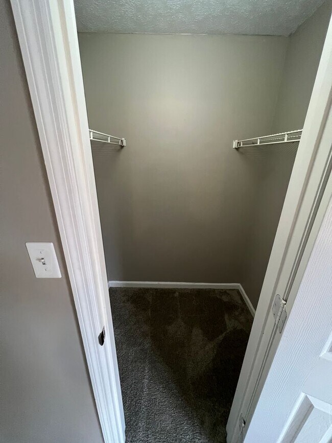 Building Photo - 3 Bedroom Home close to I24