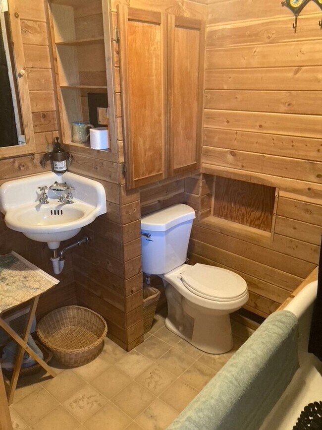 Building Photo - Rustic Cabin for Rent October 2025 thru Ma...