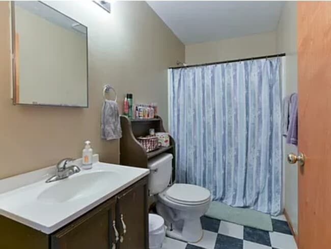 Bathroom - 43 Wards Plz