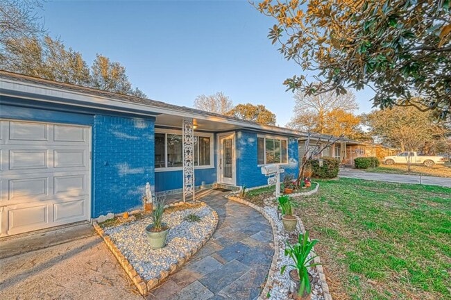 Building Photo - 5410 De Milo Dr