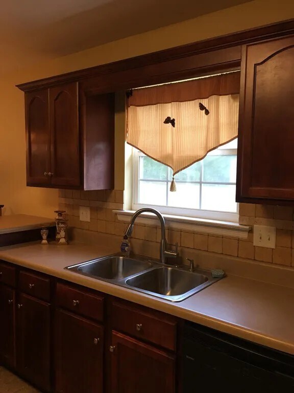 Foto del edificio - 7109 Tyner Crossing Dr