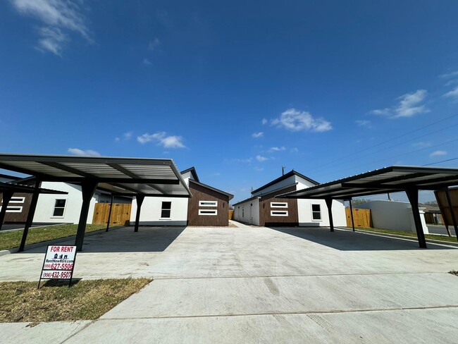 Building Photo - 1202 W Platinum Dr