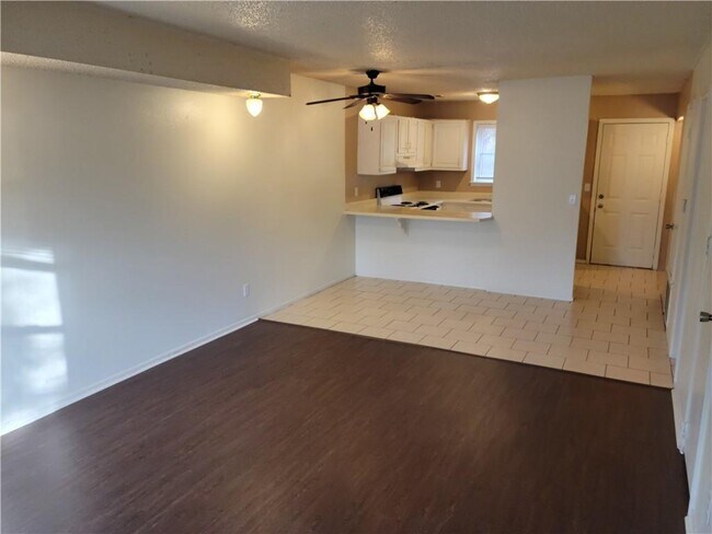 Building Photo - 592 N Betty Jo Dr