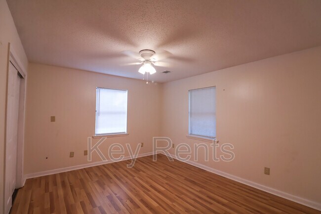 Foto del edificio - 4679 Bradley Dr