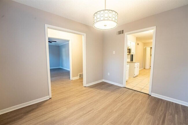 Foto del edificio - 6222 Brightwood Dr