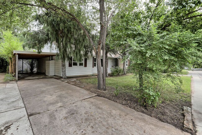 Foto del edificio - 3 Bed / 1.5 Bath Ranch Near CSU – Large Fenced Yard | Pets & Students Welcome | Short-Term Lease