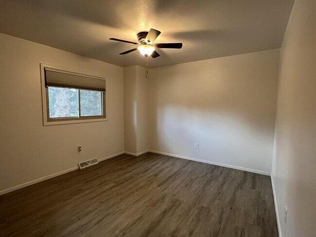 Building Photo - 700 Cottonwood Dr