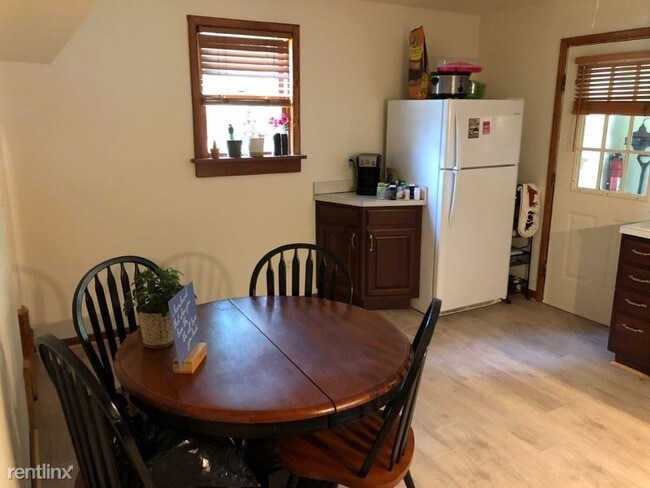 Building Photo - 2 br, 1 bath Apartment - 270 River Road