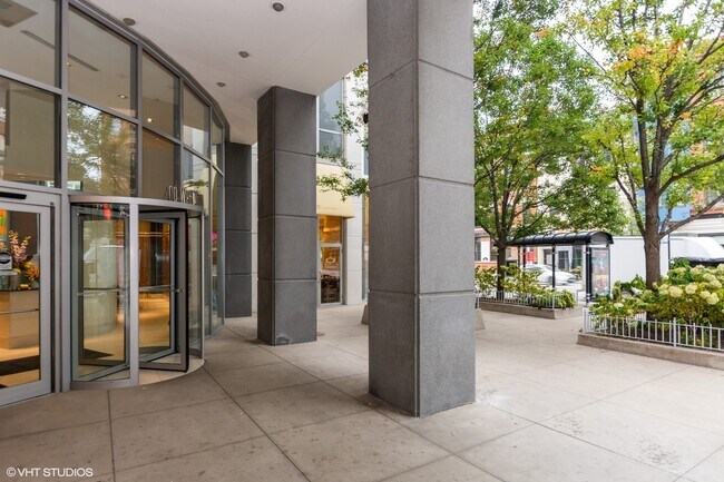 Foto del edificio - 200 W Grand Ave