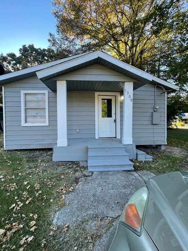Building Photo - 1309 Roberts St