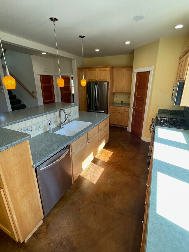 Kitchen - 1244 NW Albany Ave