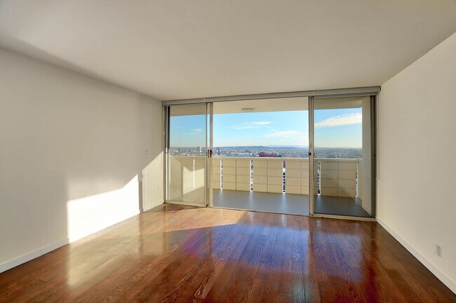 Building Photo - 8787 Shoreham Dr