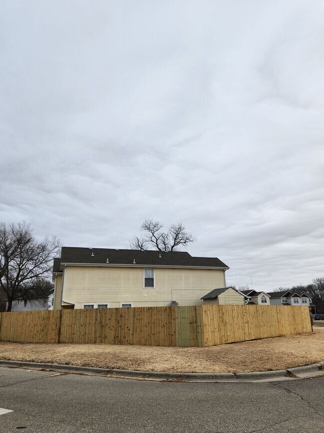 Foto del edificio - Large 3 Bedroom Duplex with Big Fenced in ...