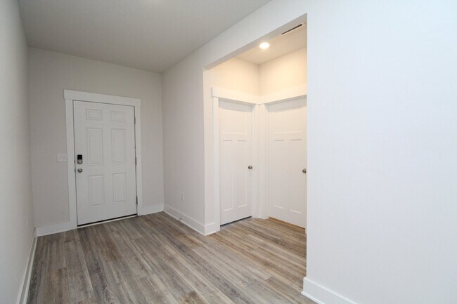 Foto del edificio - Don’t Miss This 4BR Home — 3-Car Garage, Modern Interior, Open Layout & Community Pool in Prime 9...