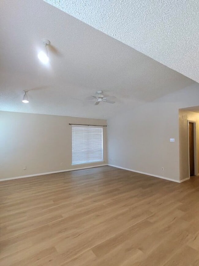 Foto del edificio - 2317 Garden Park Ct
