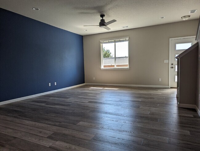 Building Photo - SW Longmont Townhome!
