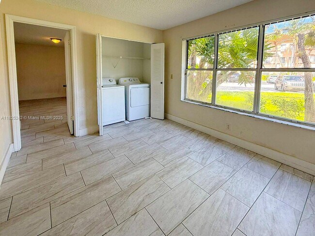 Building Photo - 3440 Pinewalk Dr N
