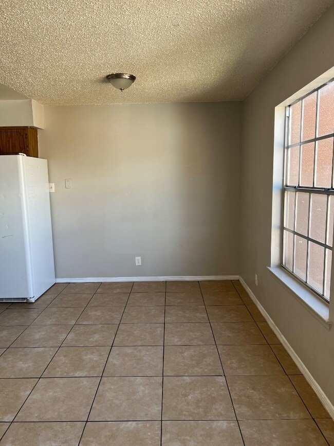 Building Photo - 912 San Pedro Dr SE
