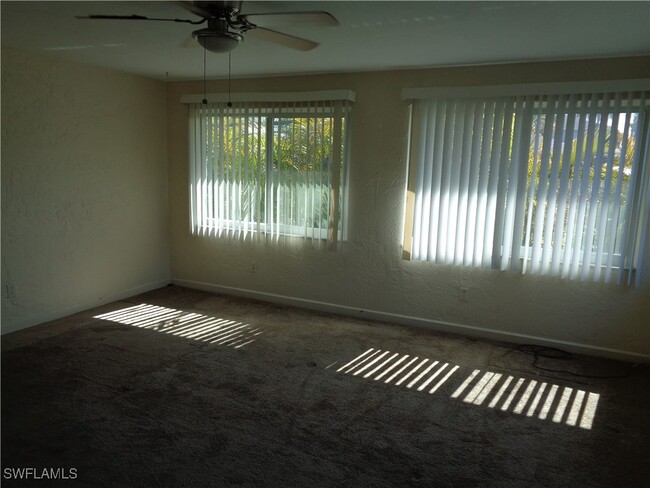 Foto del edificio - 820 Cape Coral Pkwy W