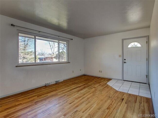 Building Photo - Updated 3br 2ba home close to parks, RTA, ...