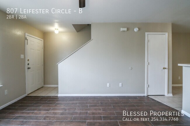 Foto del edificio - 807 Leifester Cir
