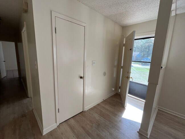 Building Photo - 841 Meadow Ln
