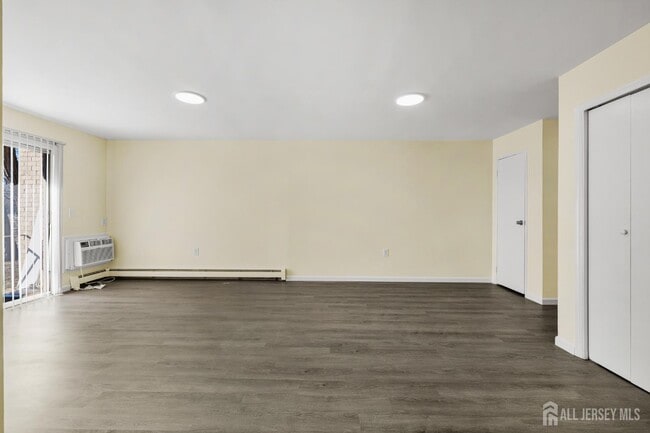 Building Photo - 400 Cranbury Rd