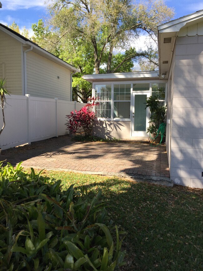 patio - 612 Stetson St