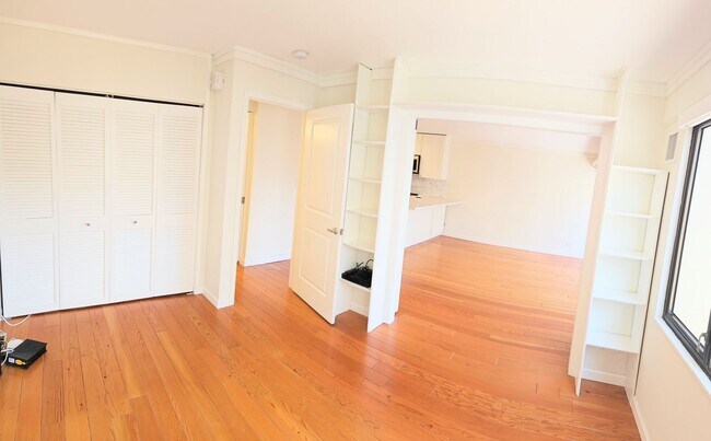 Building Photo - Waikiki Four Paddles 1 Bedroom 1 Bathroom 1 Parking 6th Floor Renovated Condominium