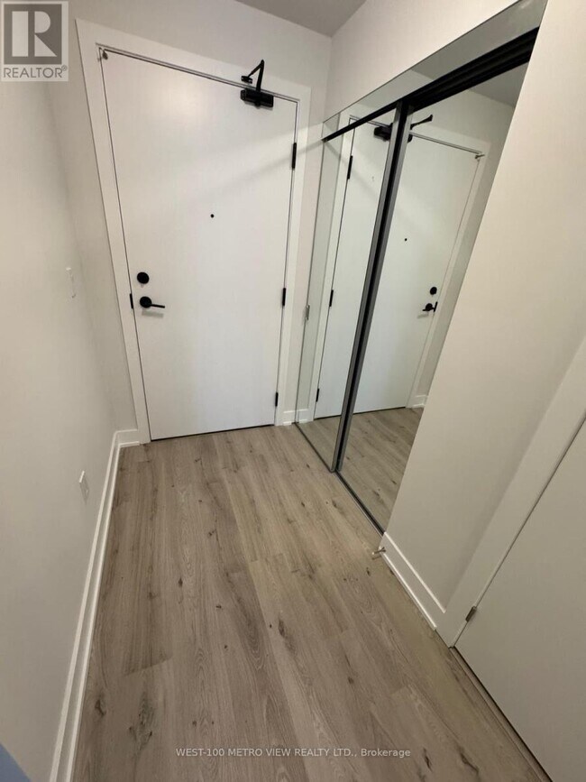 Photo du bâtiment - 430-1430 Square One Dr