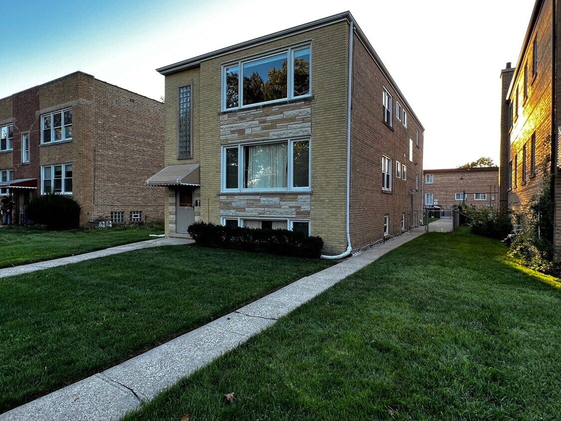 8316 Knox Ave Unit 2, Skokie, IL 60076 Condo for Rent in Skokie, IL