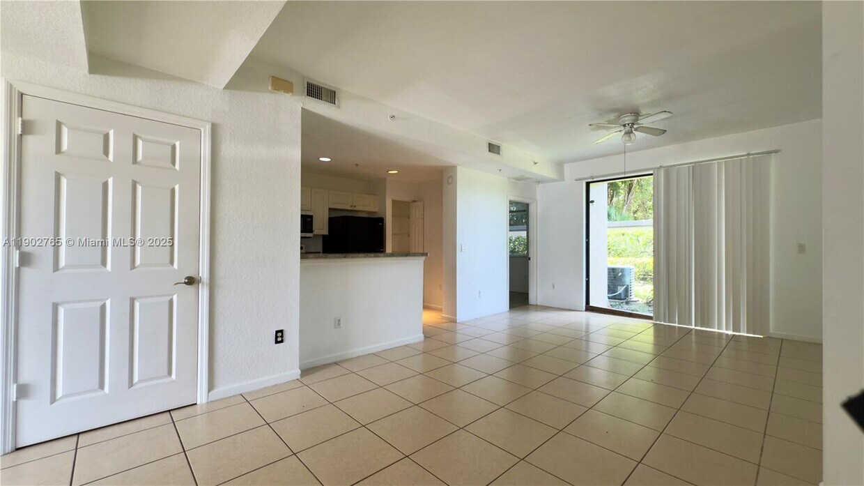Foto principal - 2000 Freeport Ln