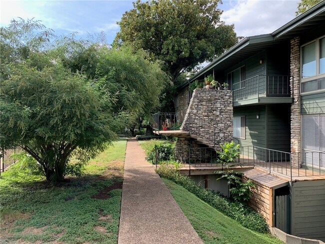 Building Photo - 1304 Mariposa Dr