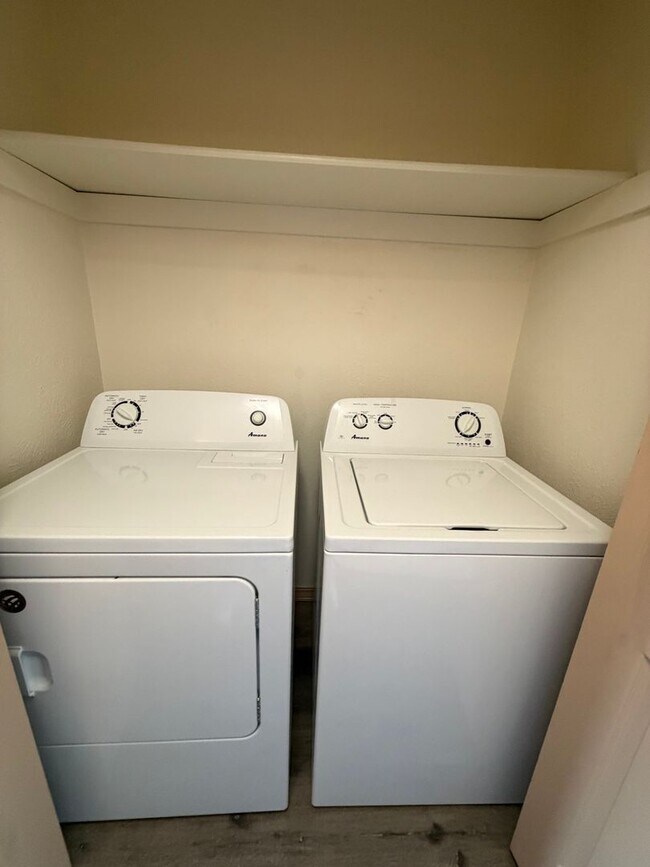 Foto del edificio - Southgate Triangle - 2 Bed - 1 Bath *Exterior Improvements Underway*